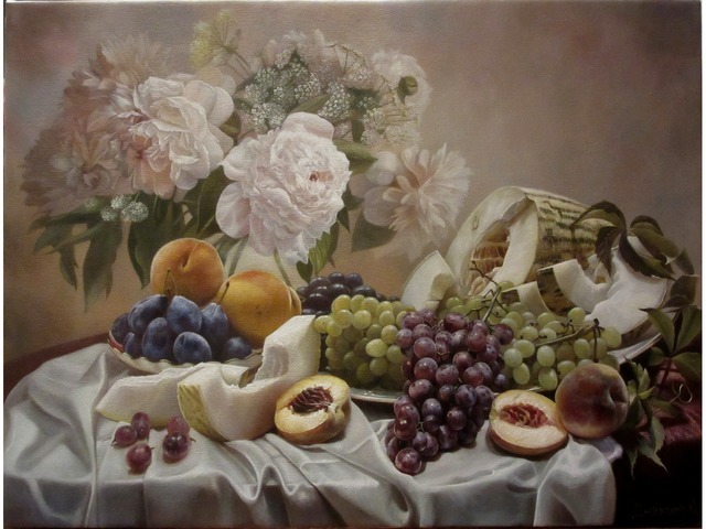 Натюрморт с пионами, дыней и фруктами.