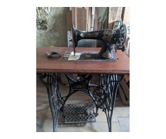 Старовинна швейна машинка початку 1900 років