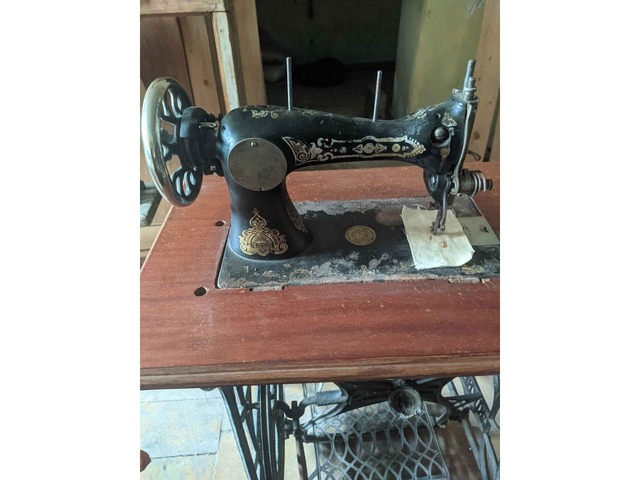Старовинна швейна машинка початку 1900 років