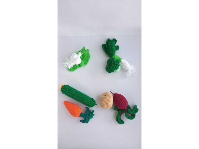 Набор игрушечных овощей вязаных крючком