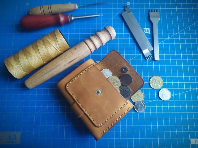 Кожаный компактный трифолд кошелёк с монетницей ручная работа