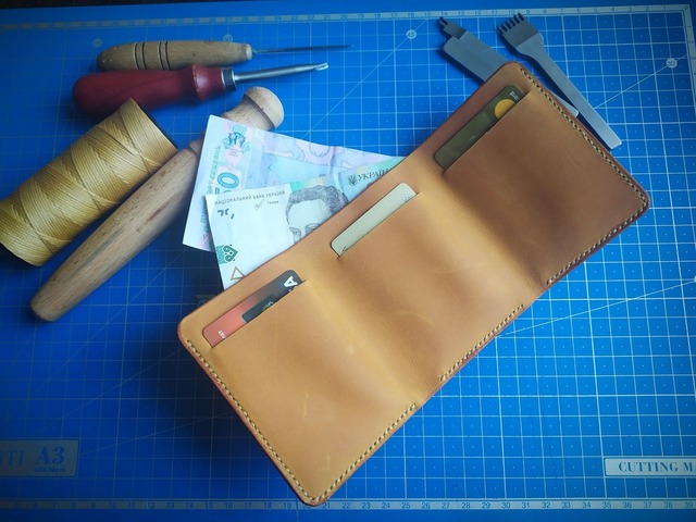 Кожаный компактный трифолд кошелёк с монетницей ручная работа