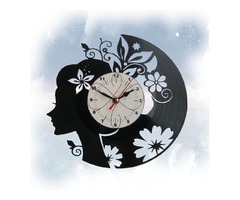 часы девушка и цветы