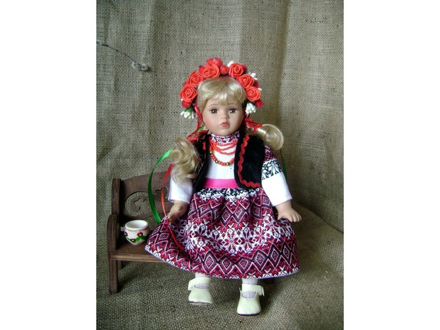 Фарфоровая кукла в украинском костюме Галочка на лавочке