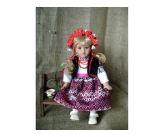 Фарфоровая кукла в украинском костюме Галочка на лавочке