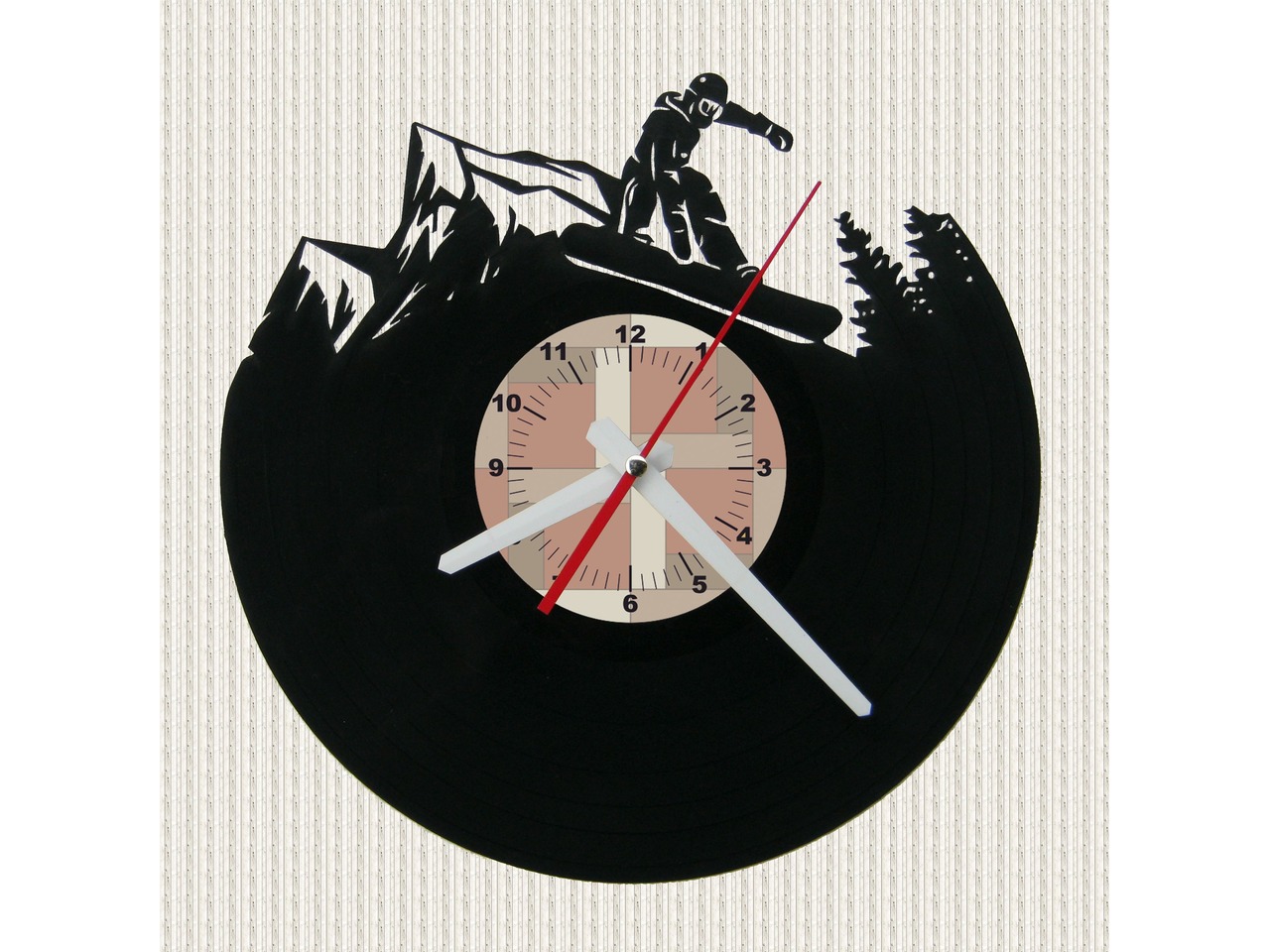 Часы из виниловых пластинок лыжи