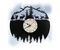 часы олени в зимнем лесу