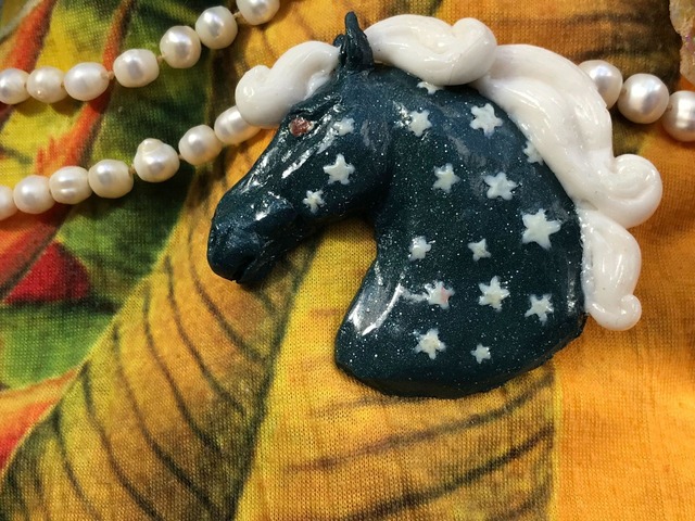 Брошь Ночь, голова стилизованной лошадки из полимерной глины