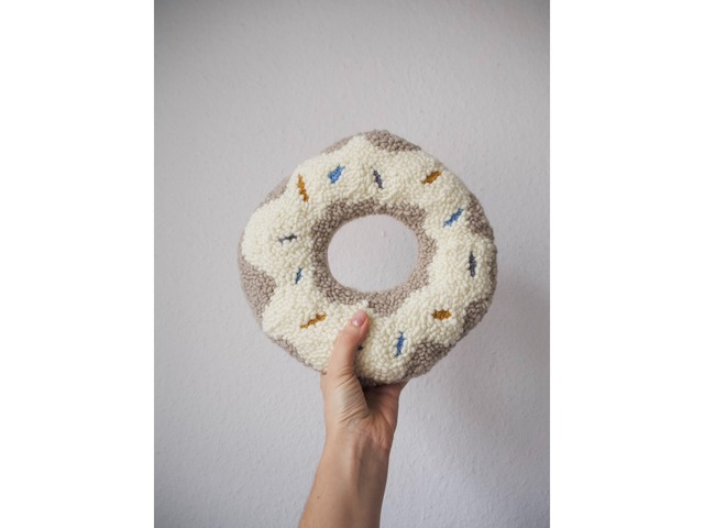 Вышитая подушка-пончик / декоративная детская подушка