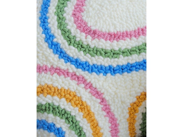 Вышитая декоративная подушка с радугой / ковровая вышивка