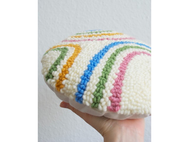 Вышитая декоративная подушка с радугой / ковровая вышивка