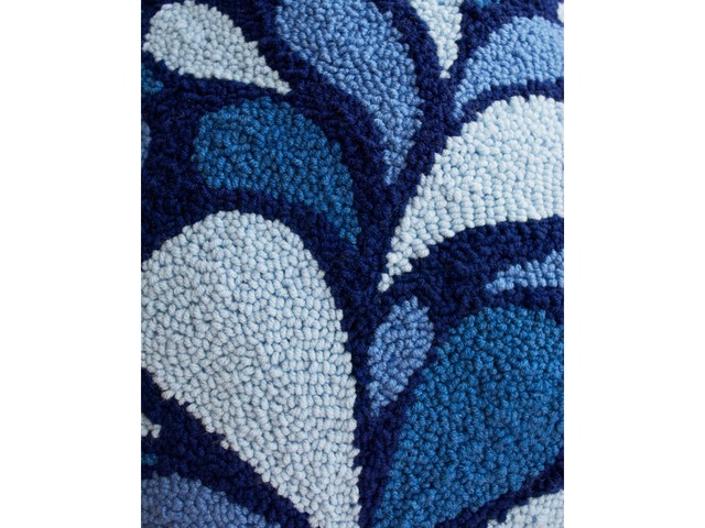 Вышитая декоративная подушка / ковровая вышивка
