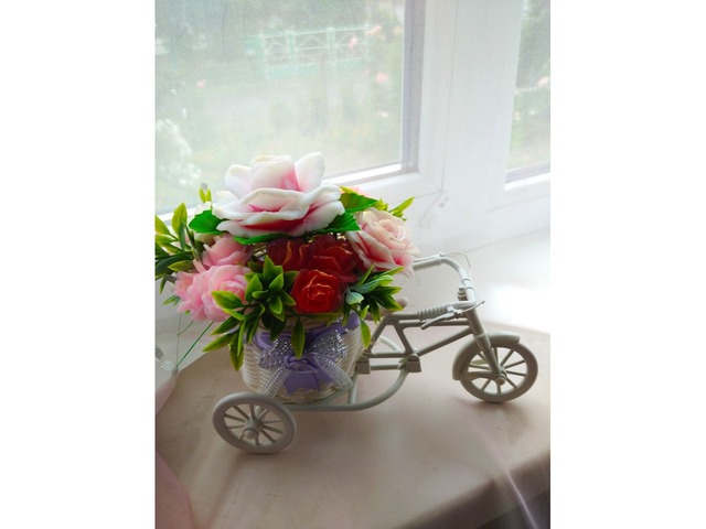Букет квітів з мила в велосипеді