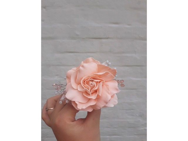 Шпилька с нежно-розовой розой