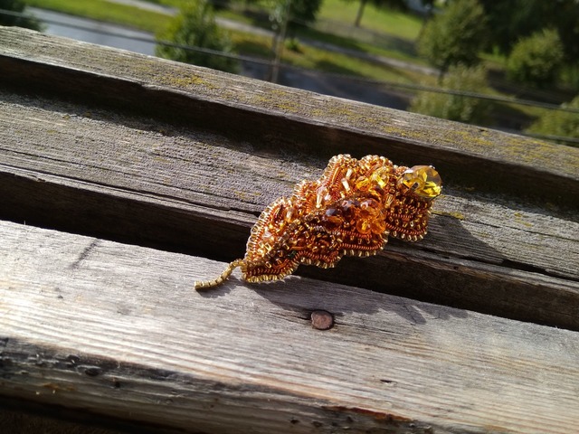 листочок дуба,  в кольорі золото.  Осіння брош