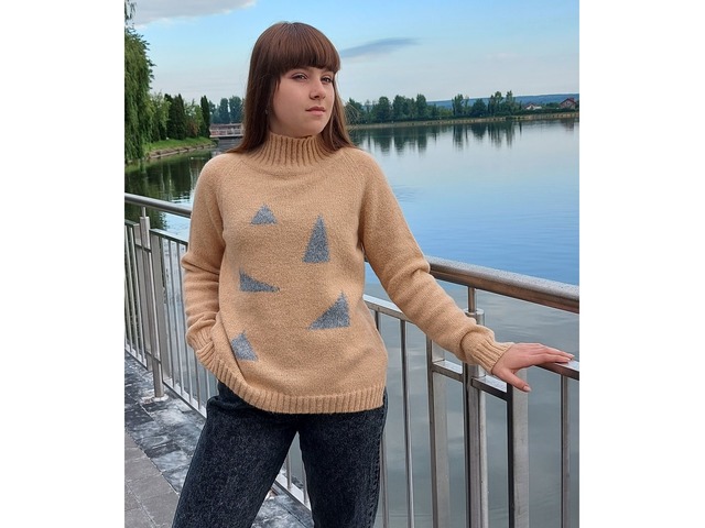Жіночий бежевий светр