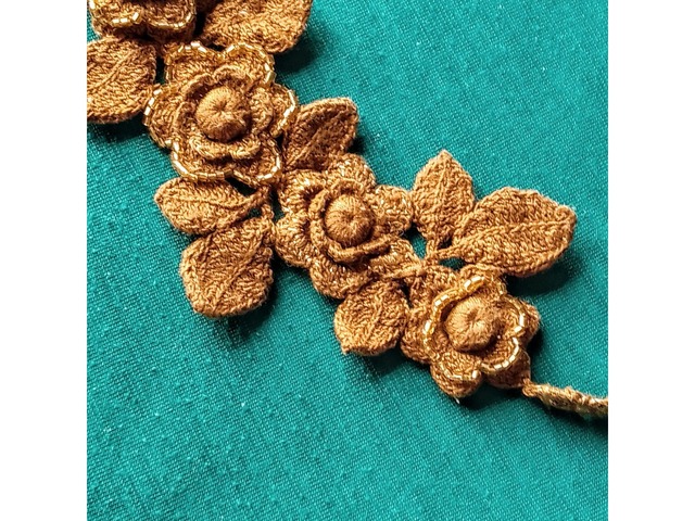 Ассиметричное колье "Золотая цветущая ветка" связанное крючком.
