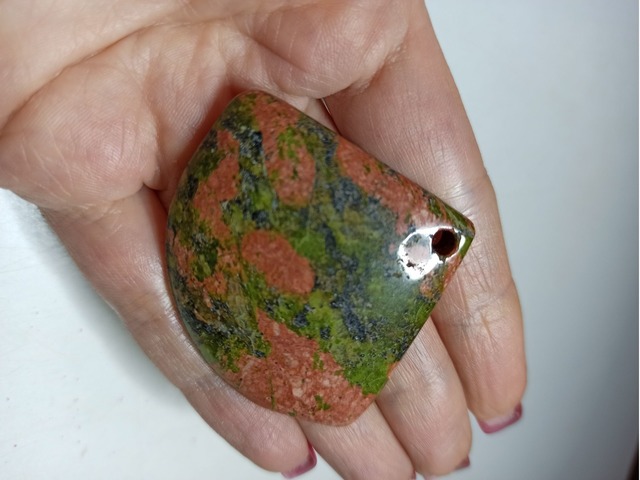 Кулон-подвеска из натурального камня. Унакит