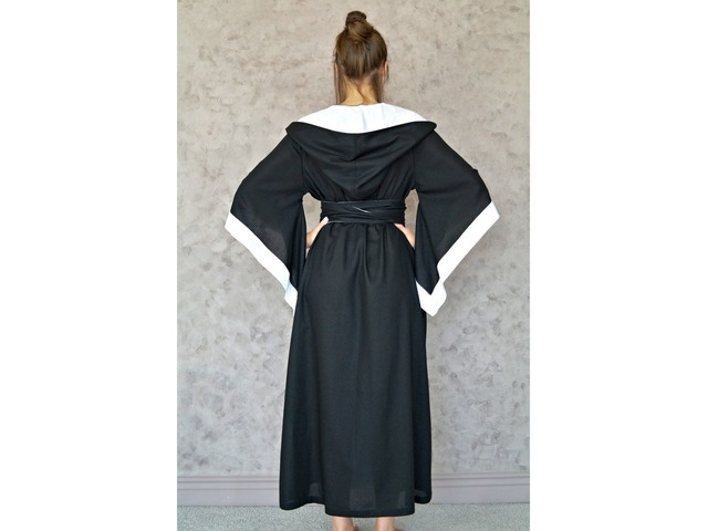 Длинный халат с широким поясом и капюшоном из натурального льна, красивый женский льняной халат
