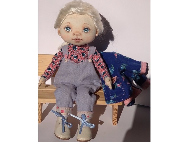 Текстильная кукла Варенька с дополнительной одеждой