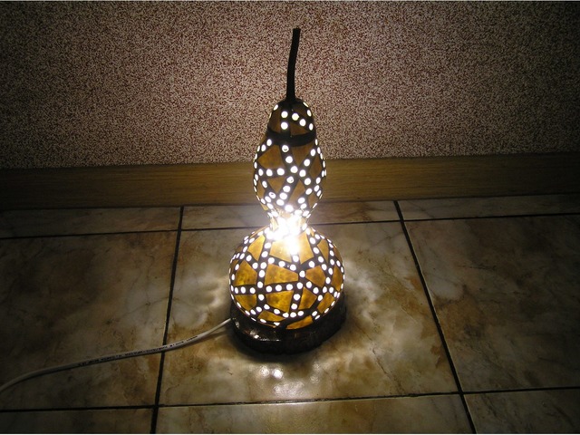 Декоративная настольная лампа из лагенарии (бутылочной тыквы)