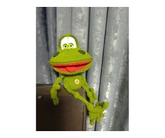 вязанная игрушка лягушенок