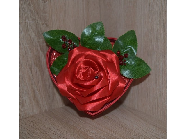 Квіткова композиція "Палка любов"в червоній коробці у формі серця