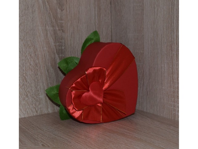 Квіткова композиція "Палка любов"в червоній коробці у формі серця