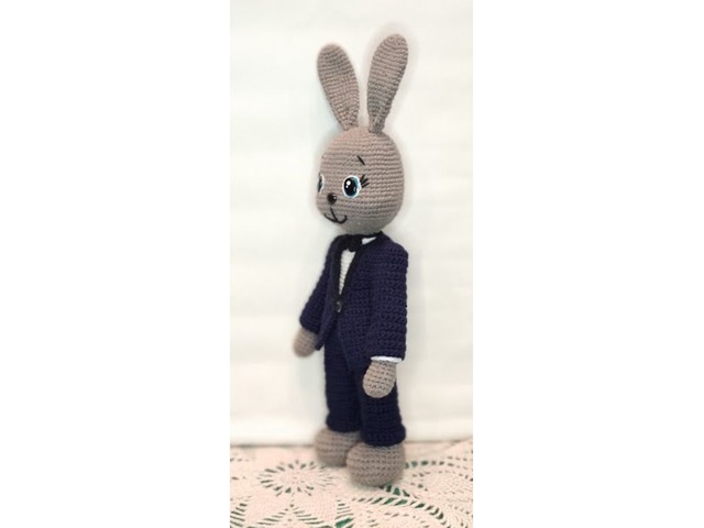 Кролик у костюмі. Зайчик - символ 2023 року
