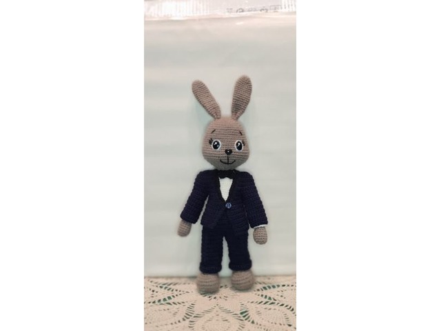Кролик у костюмі. Зайчик - символ 2023 року