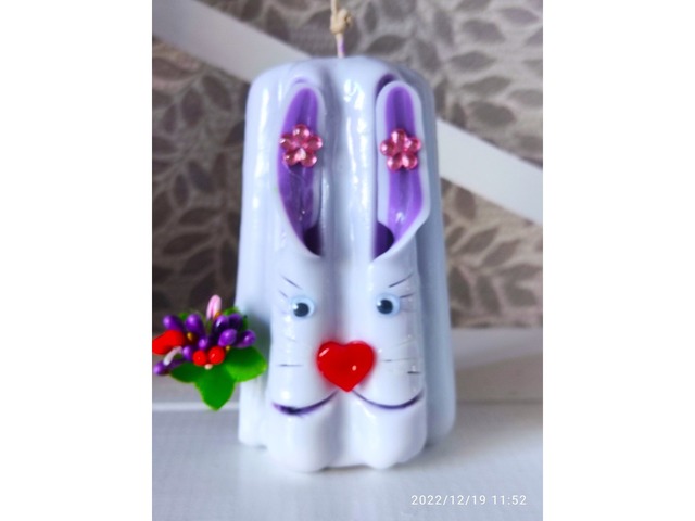 Свічка різьблена ручної роботи "Зайка -пострибайка"