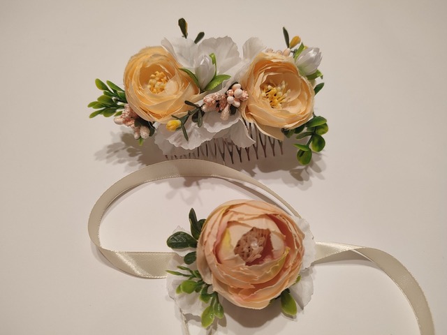 Комплект прикрас з кремовими квітами, гребінець для волосся з кремовими квітами, браслет на руку