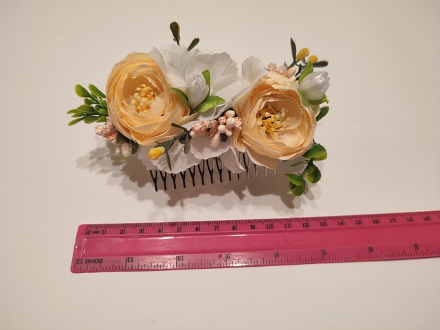 Комплект прикрас з кремовими квітами, гребінець для волосся з кремовими квітами, браслет на руку