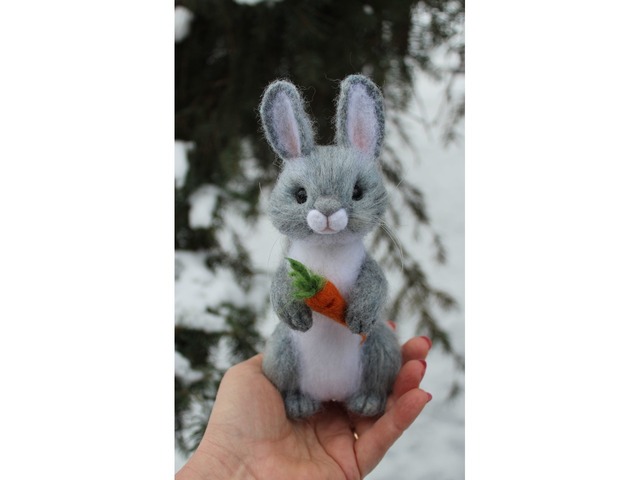 Заяц валяна іграшка з шерсті інтерєрний зайчик хендмєйд ручної роботи сувенір подарунок