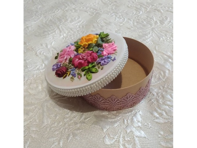 Шкатулка с вышивкой лентами "Цветочная полянка"