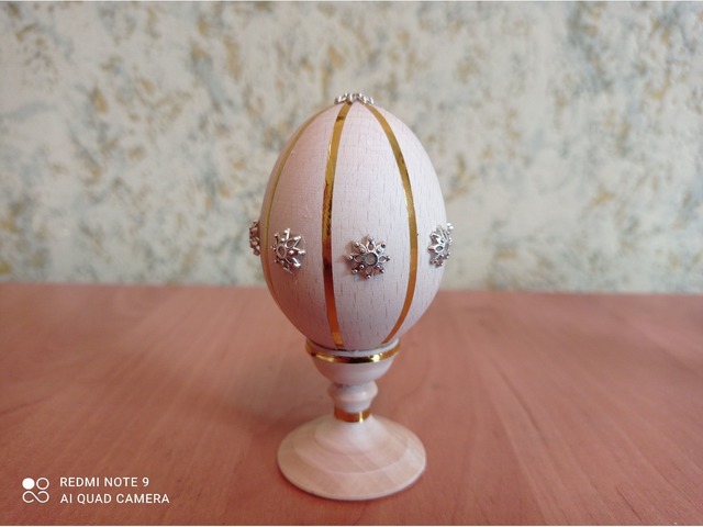 Сувенирное пасхальное яйцо на подставке из дерева. (Древесина - ель.
