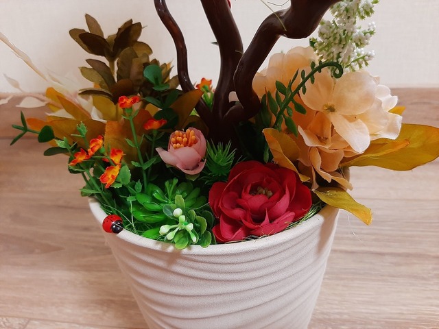 Топиарий "Дерево счастья" ручной работы из искусственных цветов и флористических добавок