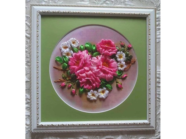 Мініатюрка з вишивкою стрічками "Рожеві троянди"