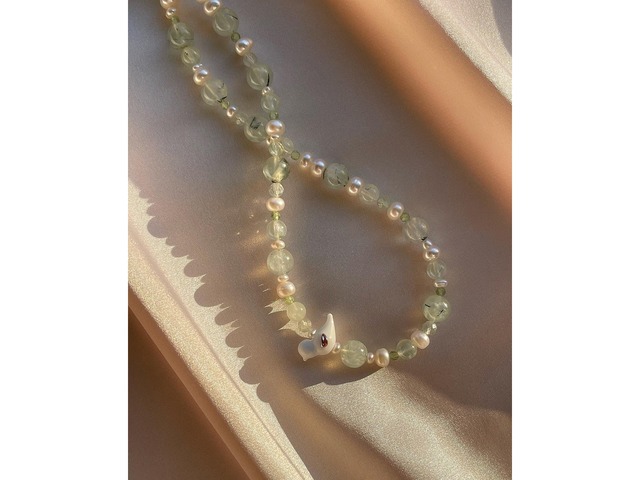 намисто з натурального каміння зі скляною пташкою (gemstone necklace with lampwork bird)