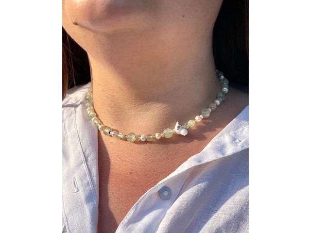 намисто з натурального каміння зі скляною пташкою (gemstone necklace with lampwork bird)