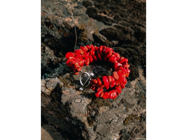 Червоний широкий український кораловий браслет