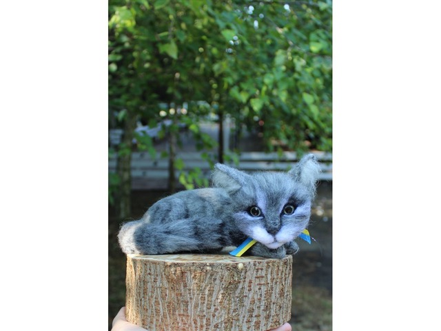 Котик сірий валяна іграшка інтерєрна сувенір подарунок кошка хендмєйд брошка кіт