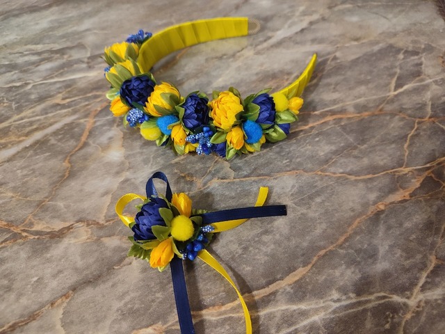 Обруч і брошка з квітами в українському стилі