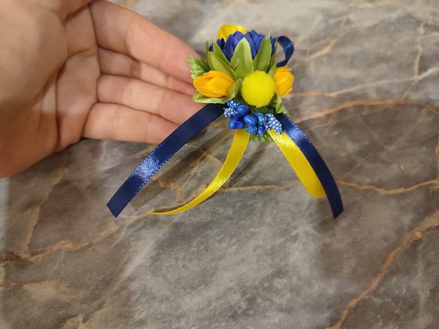 Обруч і брошка з квітами в українському стилі