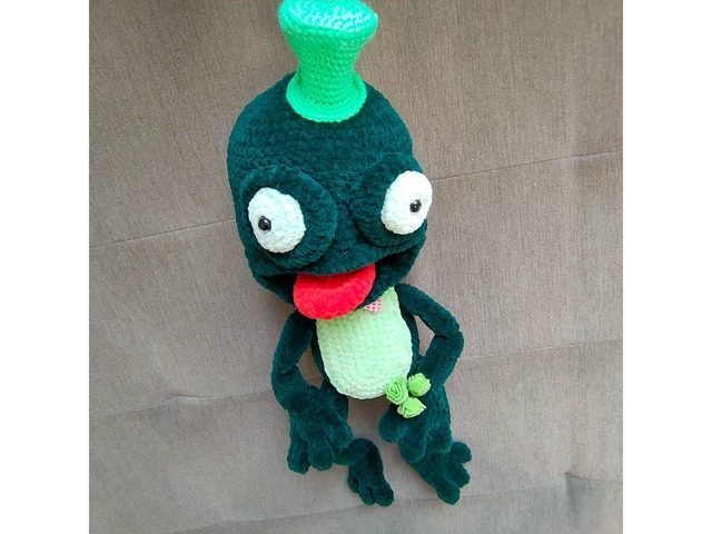 іграшка  жаба з язичком зелена вязана гачком