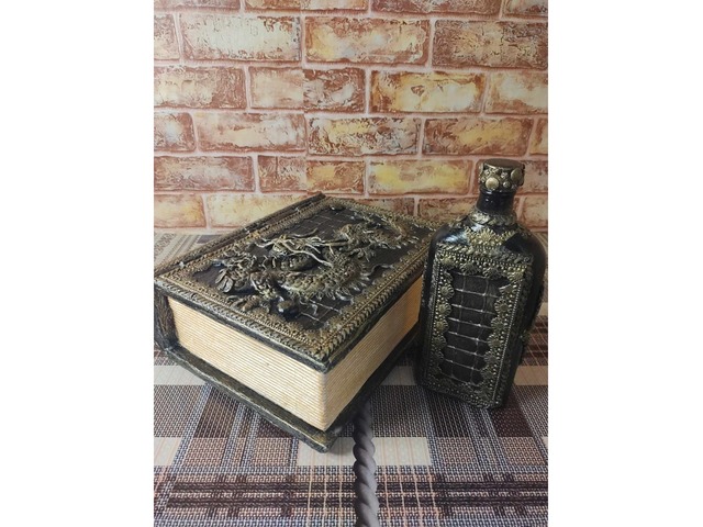 "Дракон"- набір книги-скриньки та декорованої пляшки для напоїв.