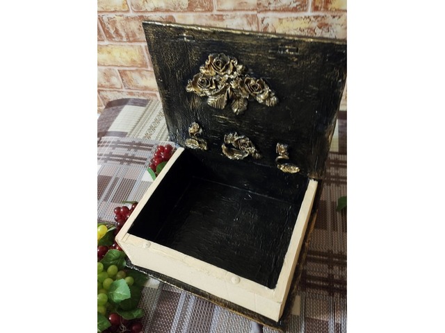 Старовинна книга-скринька