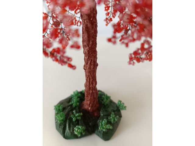 Червоне дерево з бісеру