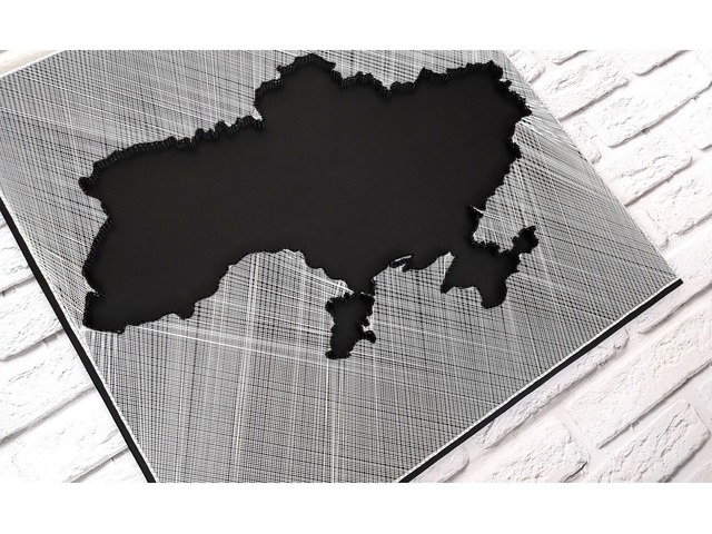 Картина карта України чорно біла, панно на стіну нитками, стрінг арт, Україна картина подарунок
