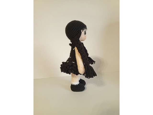 Венсдей Адамс кукла вязаная